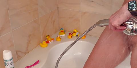 Private show shaving and jerking off in the bathtub
